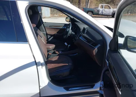 2016 BMW X1 xDrive28I z USA, uszkodzony, nr VIN WBXHT3Z30G4A51466